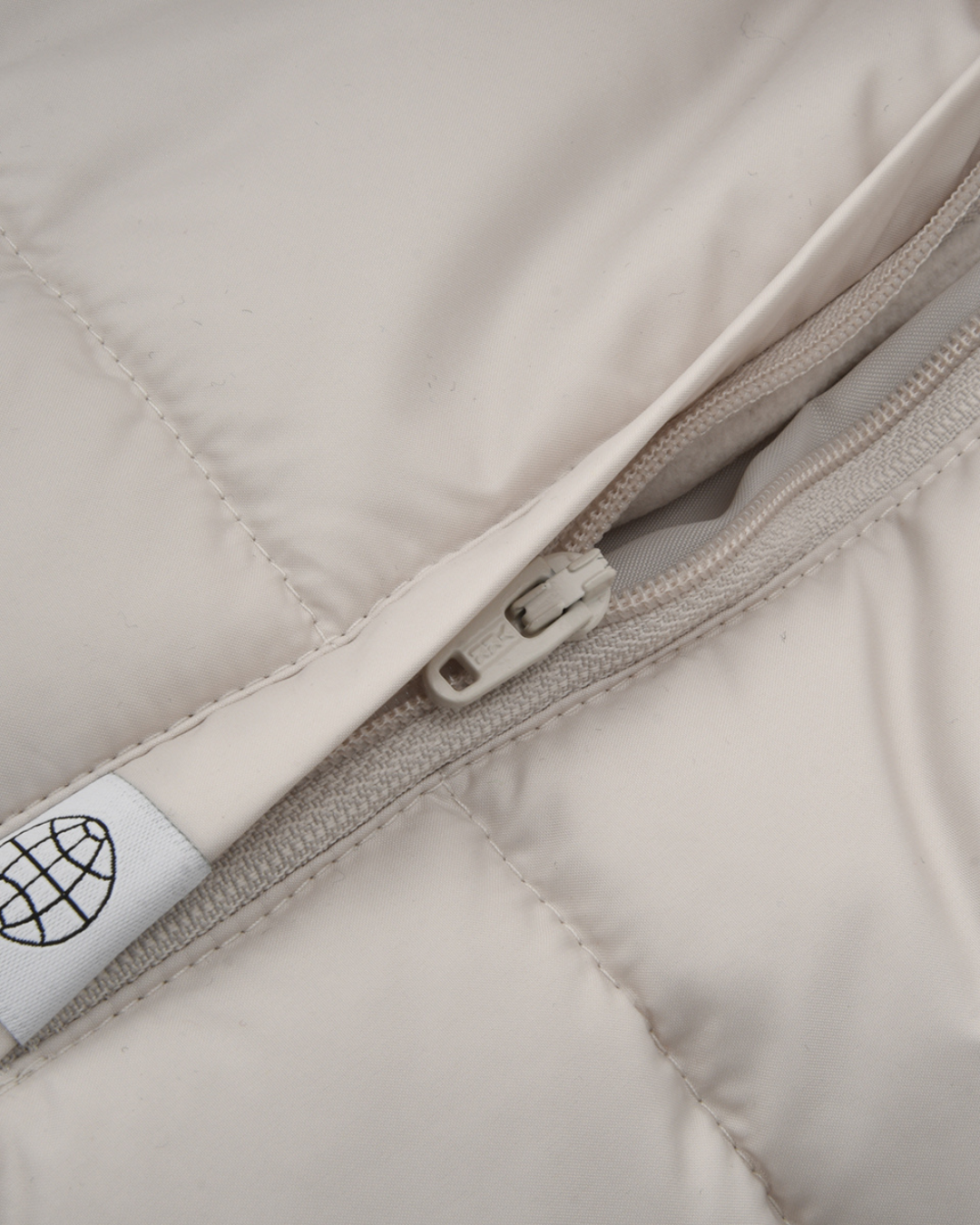 "CAMPERÓN, CAMISETA Y PANTALÓN... ¡TODO X EL PRECIO DE UNO!"